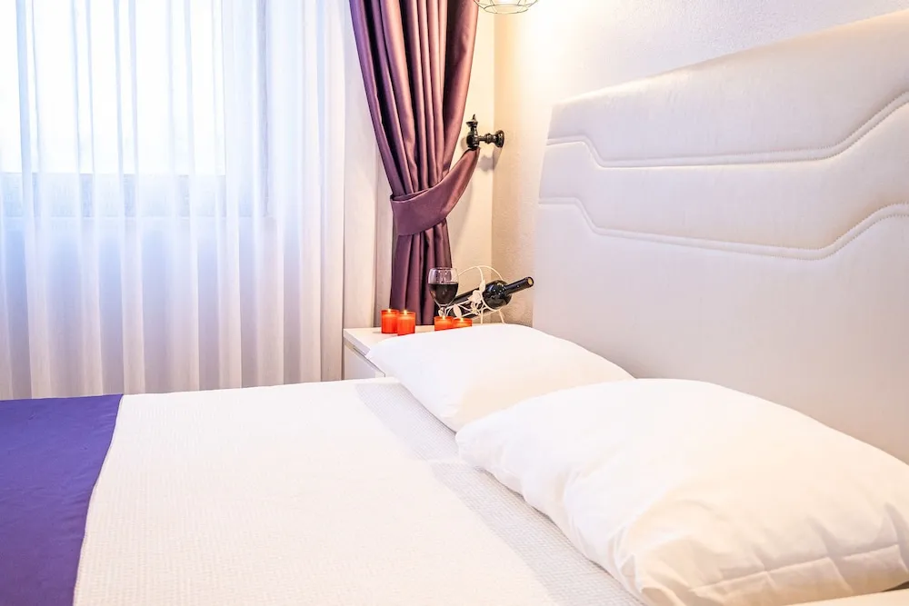 Comfort Tek Büyük Yataklı Oda