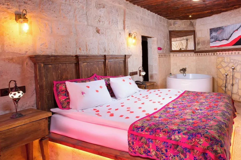 Fuşya Honeymoon Süit