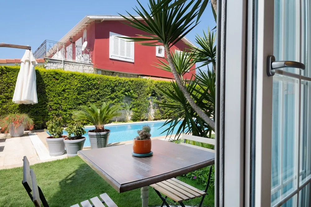 Comfort Tek Büyük Yataklı Oda, Havuz Manzaralı