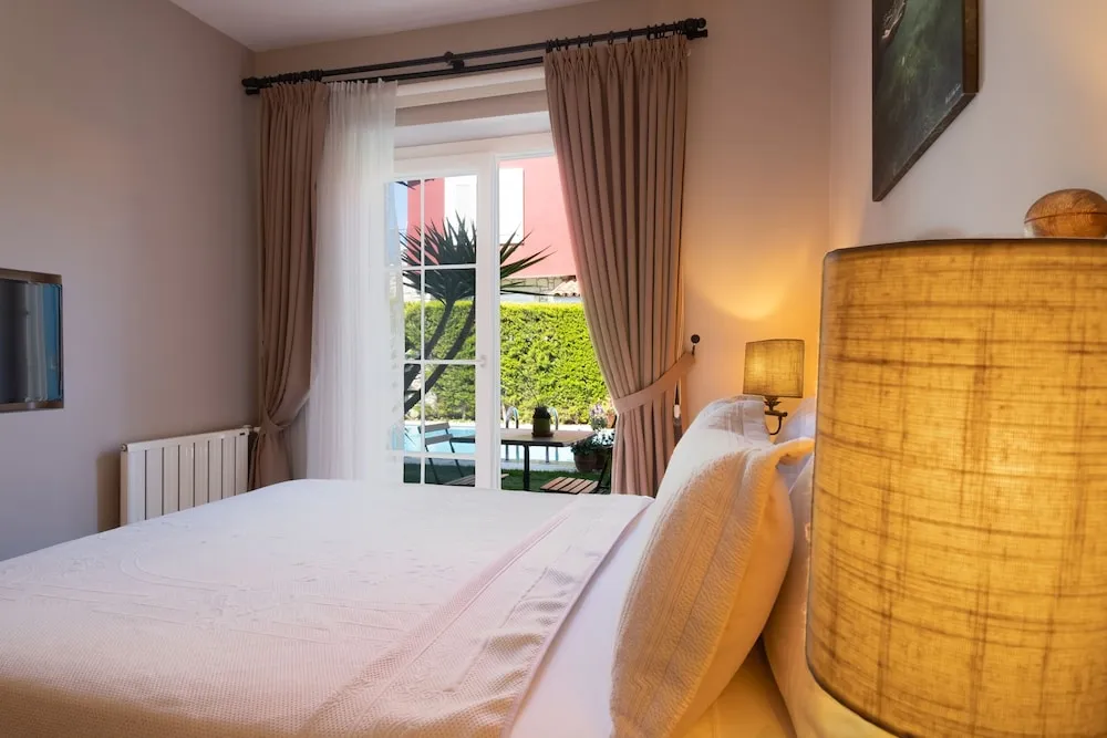 Comfort Tek Büyük Yataklı Oda, Havuz Manzaralı