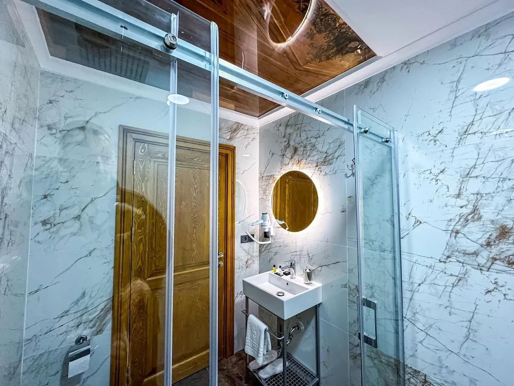 Royal Oda, 1 Büyük (Queen) Boy Yatak ve Çekyat, Balkon, Şehir Manzaralı