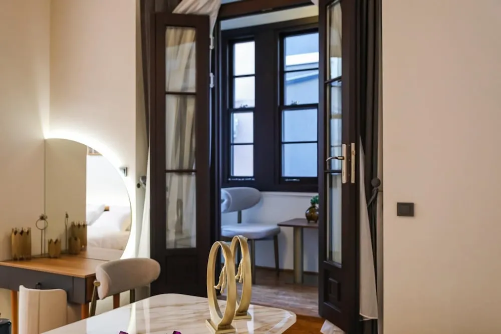 Royal Oda, 1 Büyük (Queen) Boy Yatak ve Çekyat, Balkon, Şehir Manzaralı
