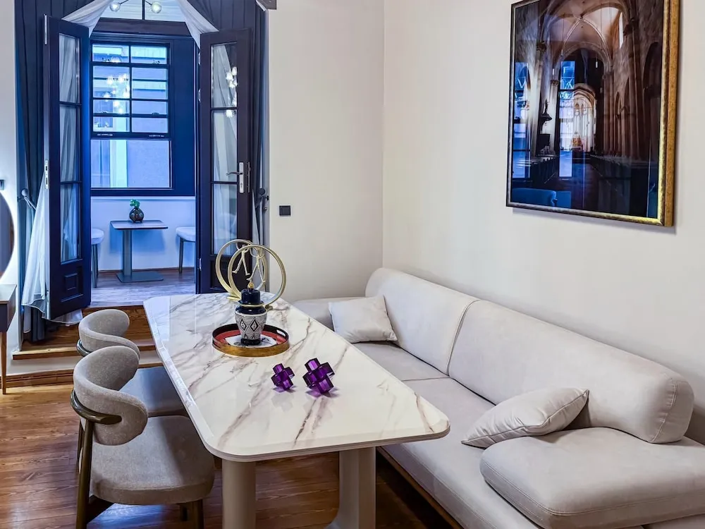 Royal Oda, 1 Büyük (Queen) Boy Yatak ve Çekyat, Balkon, Şehir Manzaralı