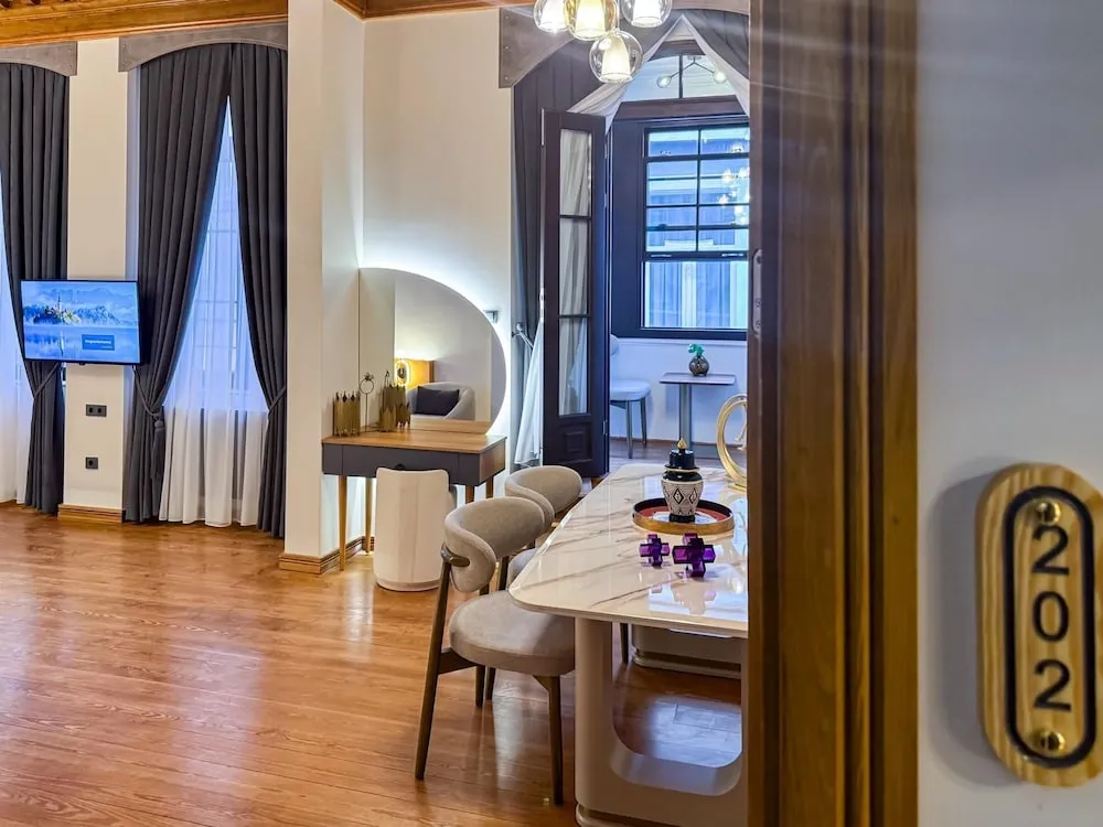 Royal Oda, 1 Büyük (Queen) Boy Yatak ve Çekyat, Balkon, Şehir Manzaralı