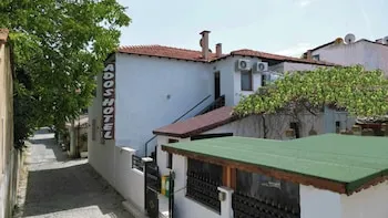 Ados Hotel