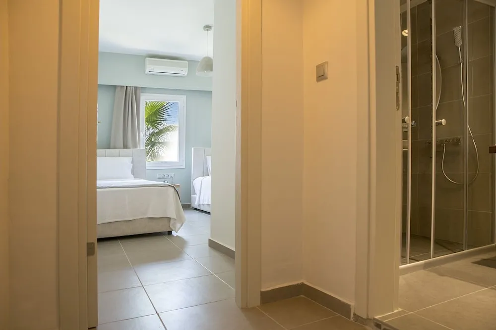 Standard 3 Kişilik Balkonlu Kısmı Deniz Manzarali Oda