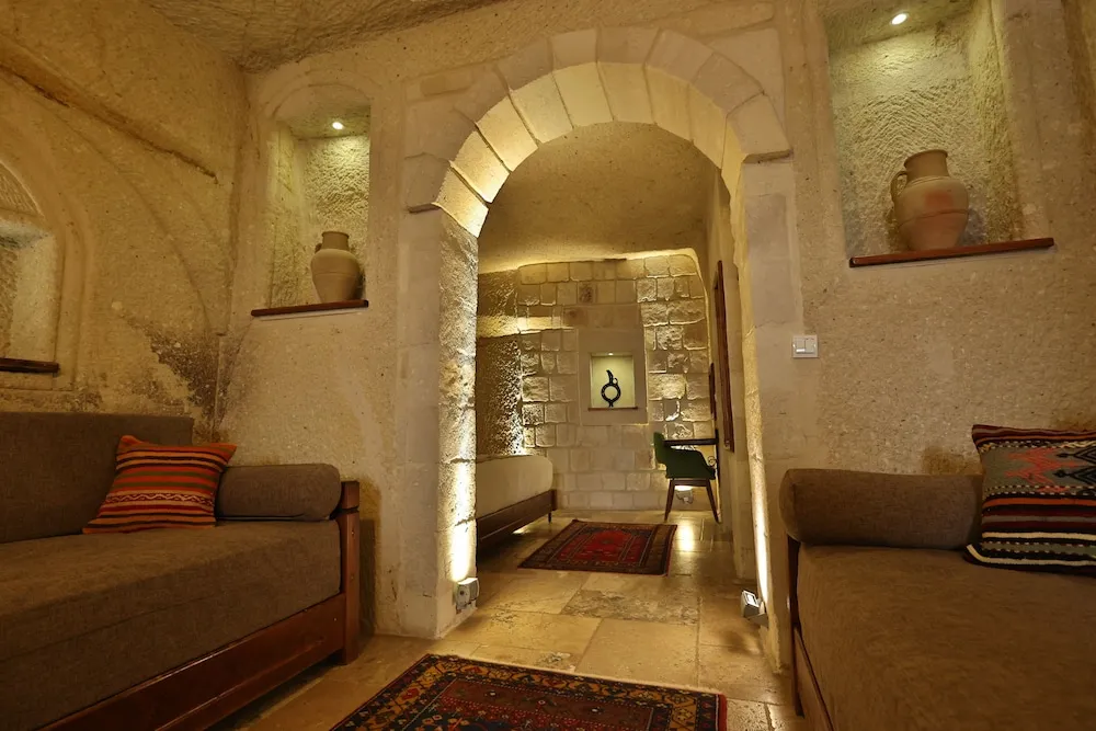 Family Oda, Avlu (Cave)