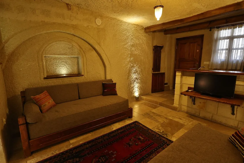 Family Oda, Avlu (Cave)