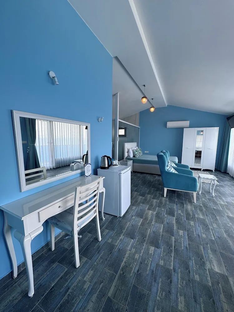 Luxury Tek Büyük Yataklı Oda, 1 Büyük (Queen) Boy Yatak, Sıcak Su Küveti, Deniz Manzaralı