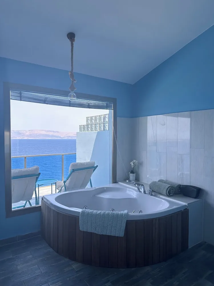 Luxury Tek Büyük Yataklı Oda, 1 Büyük (Queen) Boy Yatak, Sıcak Su Küveti, Deniz Manzaralı