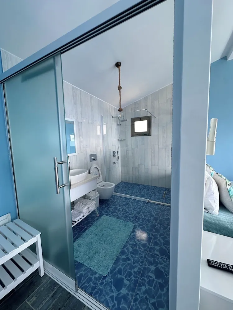 Luxury Tek Büyük Yataklı Oda, 1 Büyük (Queen) Boy Yatak, Sıcak Su Küveti, Deniz Manzaralı