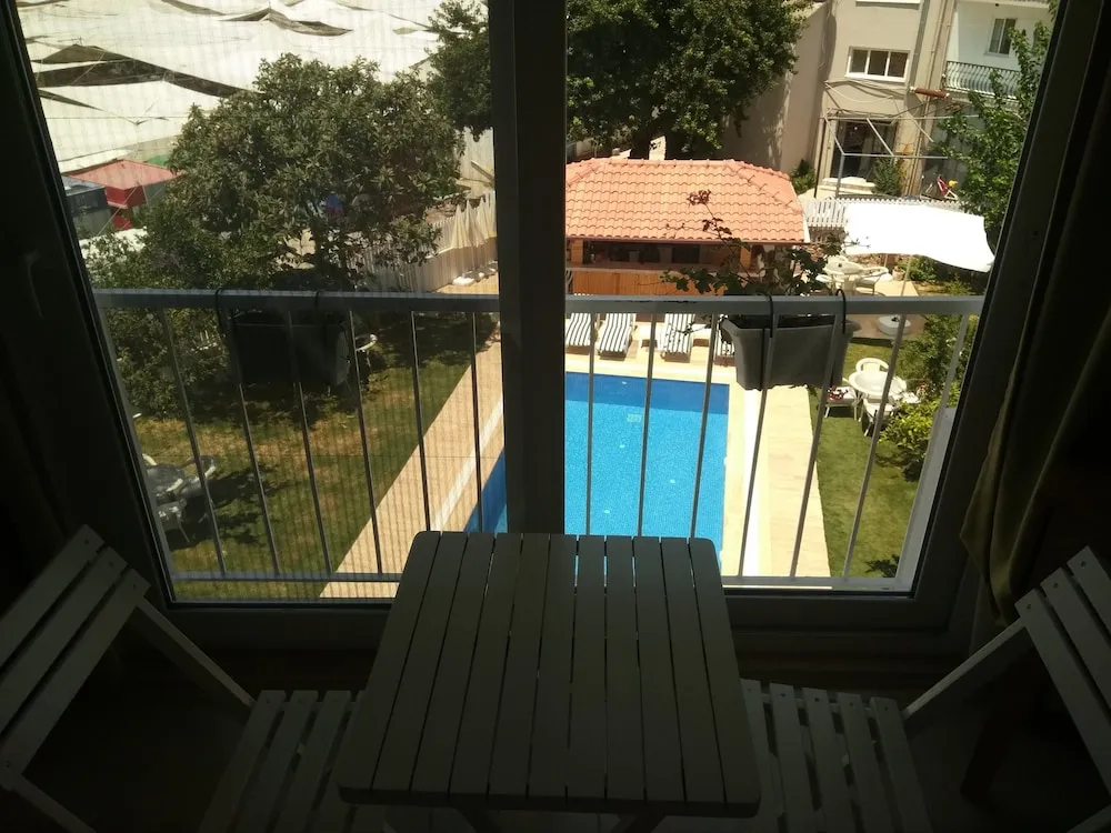 Oda, Havuz Manzaralı