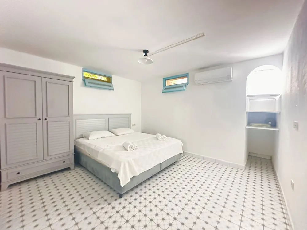 Economy Room (Basement Floor)
