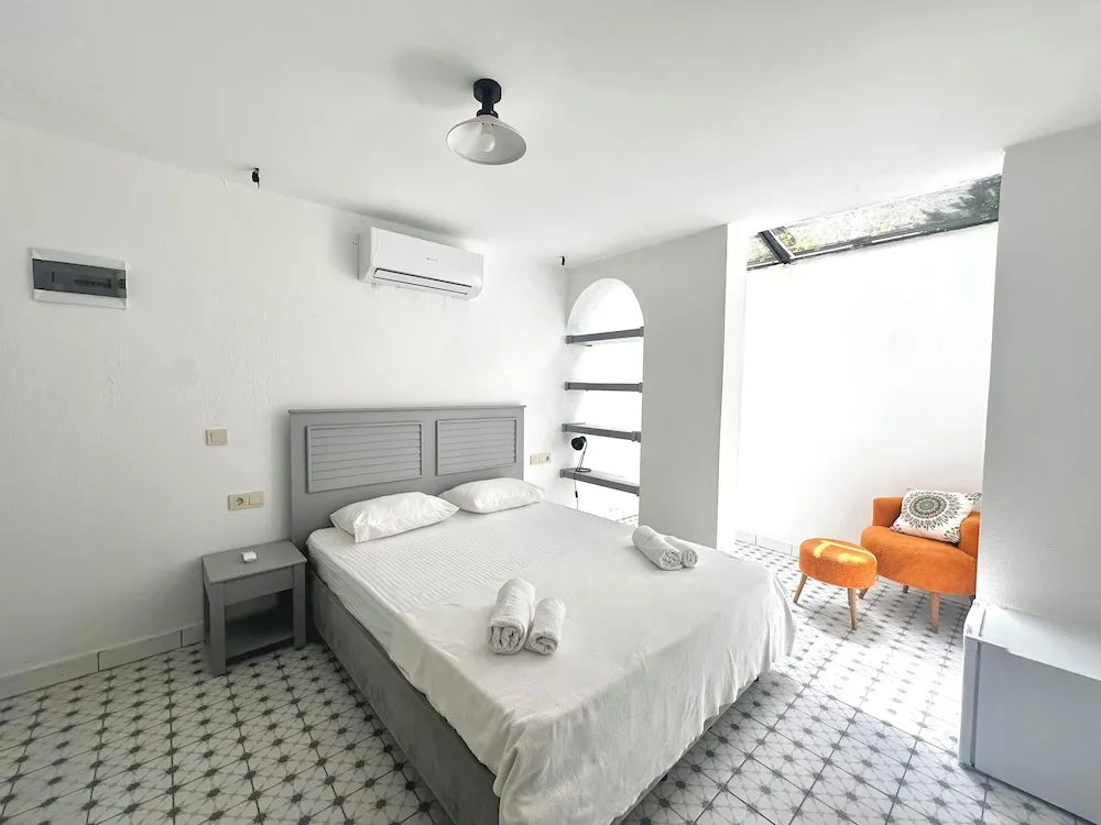 Economy Room, 2 Queen Beds, Connecting Rooms (Basement Floor)