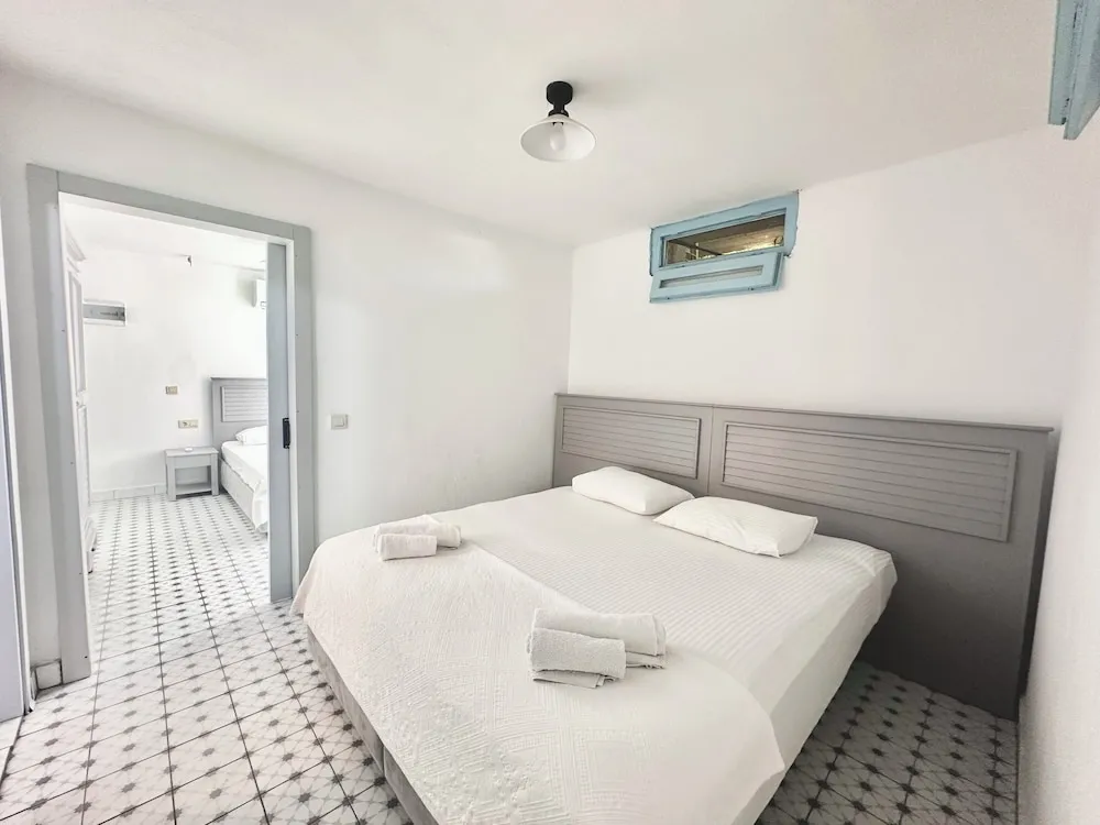 Economy Room, 2 Queen Beds, Connecting Rooms (Basement Floor)