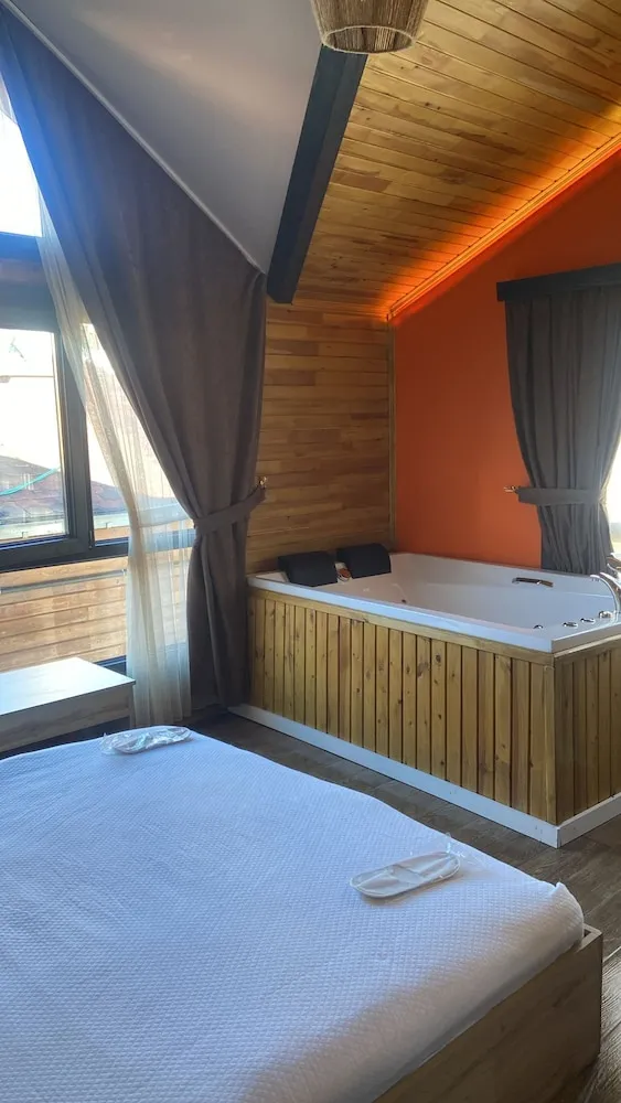 Deluxe Tek Büyük Yataklı Oda