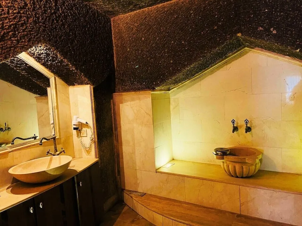 Sultan Cave Suite