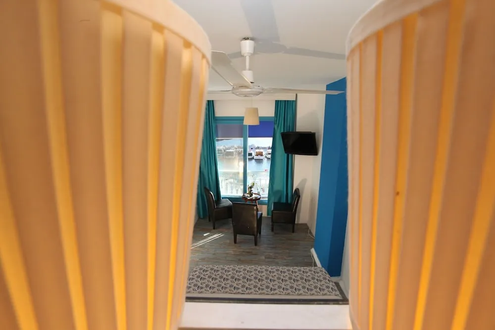 Üç Kişilik Oda, Deniz Manzaralı