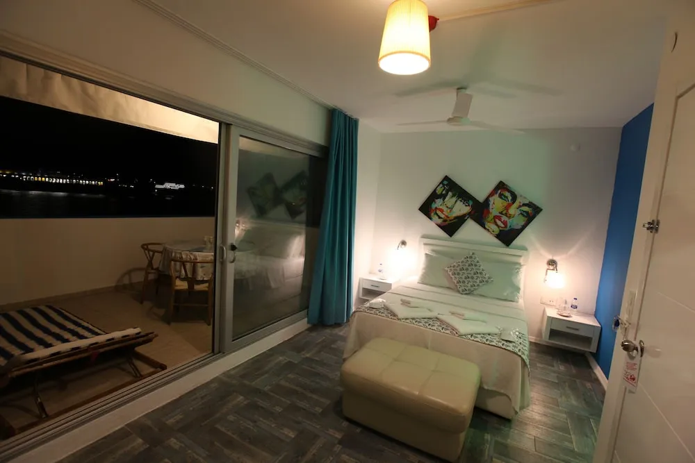 Deluxe Tek Büyük Yataklı Oda, Balkon, Deniz Manzaralı