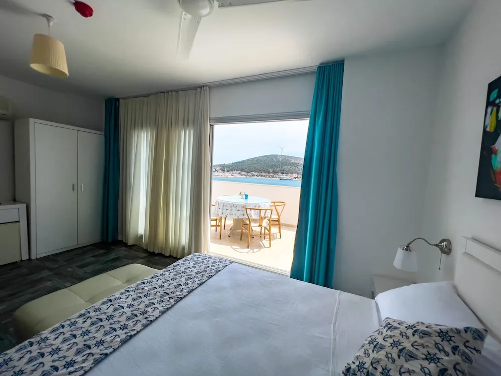 Deluxe Tek Büyük Yataklı Oda, Balkon, Deniz Manzaralı