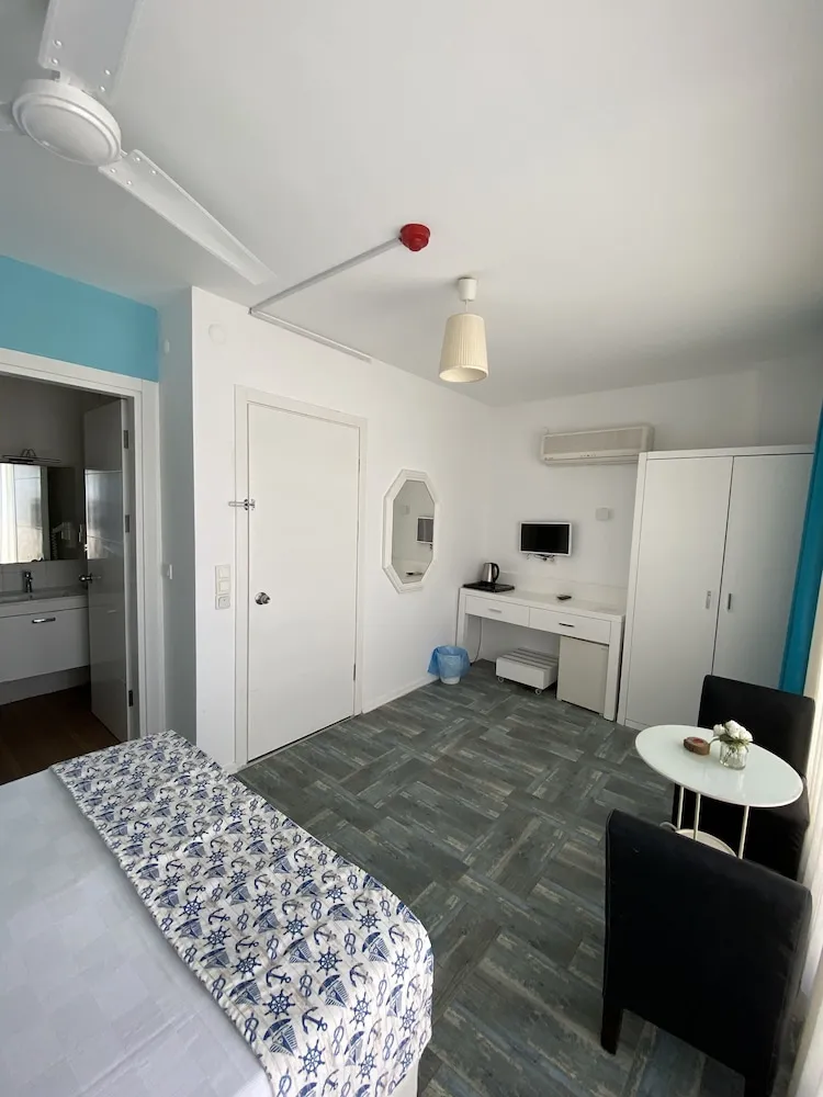 Deluxe Tek Büyük Yataklı Oda, Balkon, Deniz Manzaralı