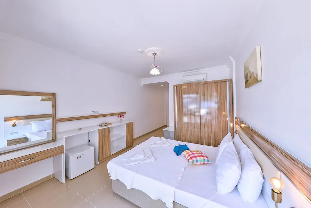 Deluxe Tek Büyük Yataklı Oda, Deniz Manzaralı, Zemin Kat