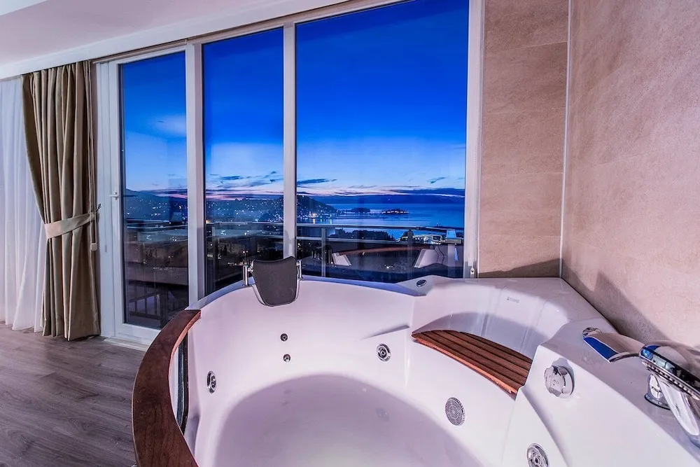 Süit, Deniz Manzaralı (Jacuzzi)