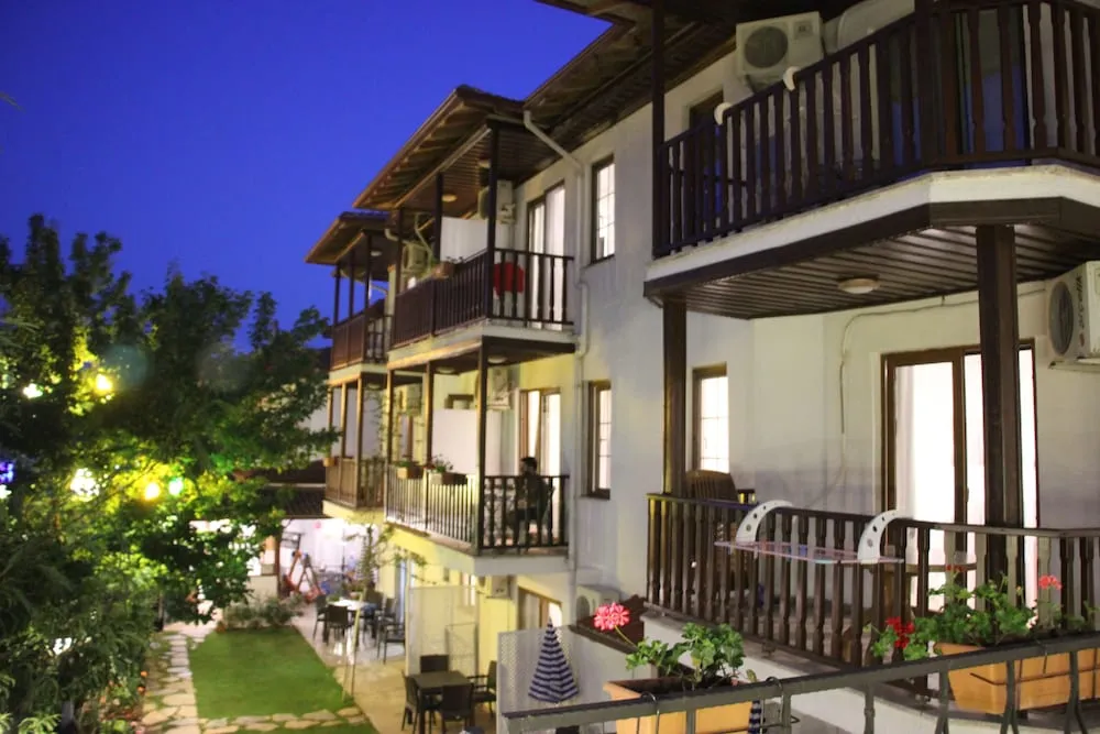 Family İki Ayrı Yataklı Oda, 2 Yatak Odası, Sigara İçilmez, Havuz Manzaralı