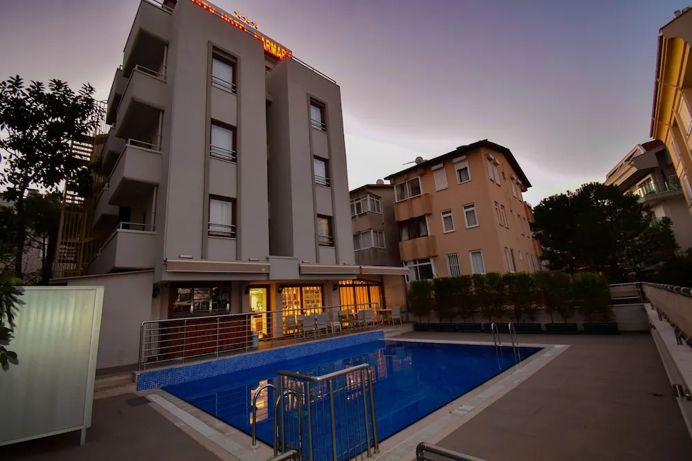 Standard Tek Büyük Yataklı Oda, Havuz Manzaralı