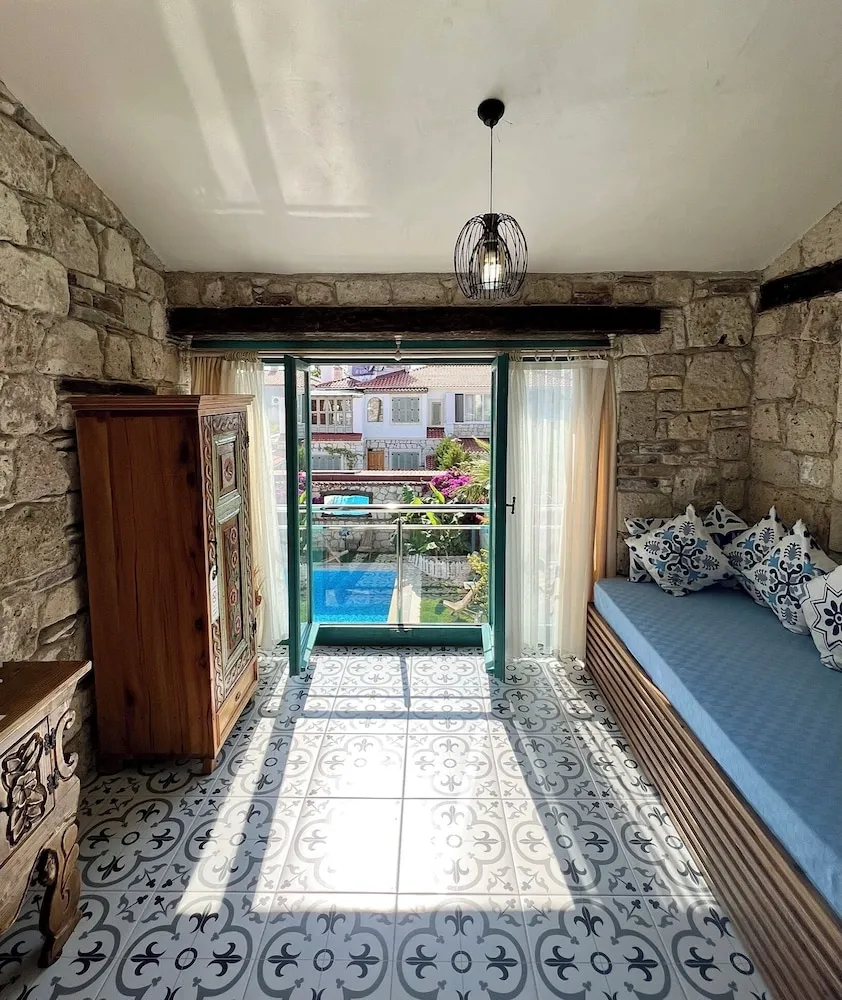 Basic Oda, Birden Çok Yatak, Havuz Manzaralı