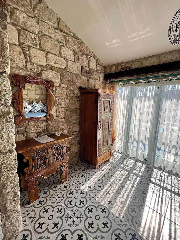 Basic Oda, Birden Çok Yatak, Havuz Manzaralı