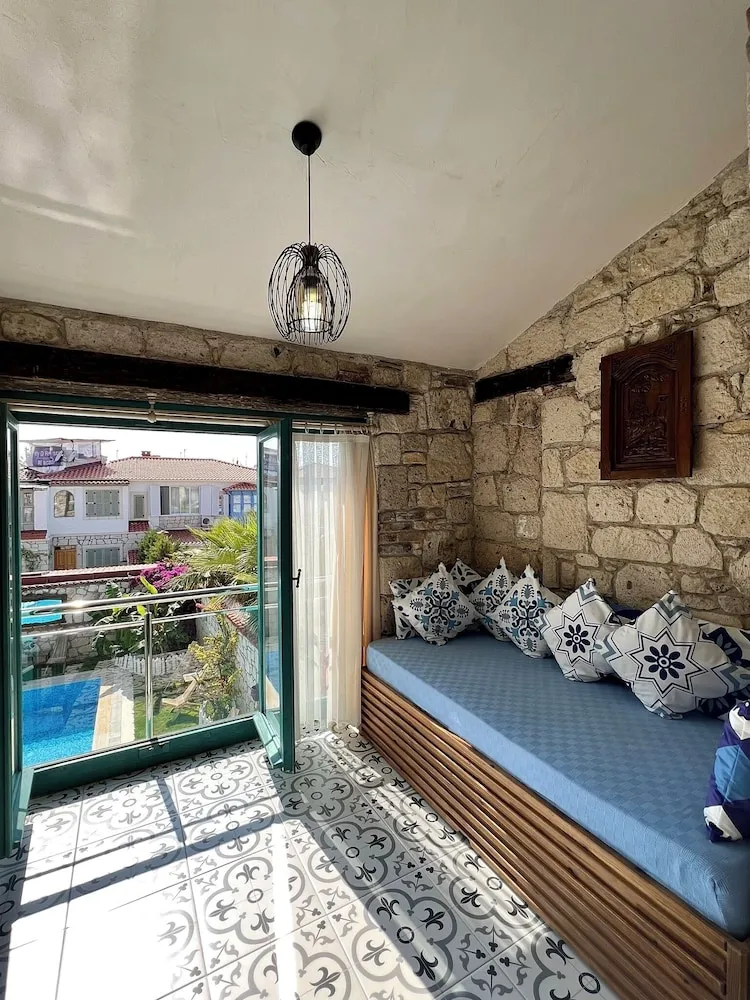 Basic Oda, Birden Çok Yatak, Havuz Manzaralı