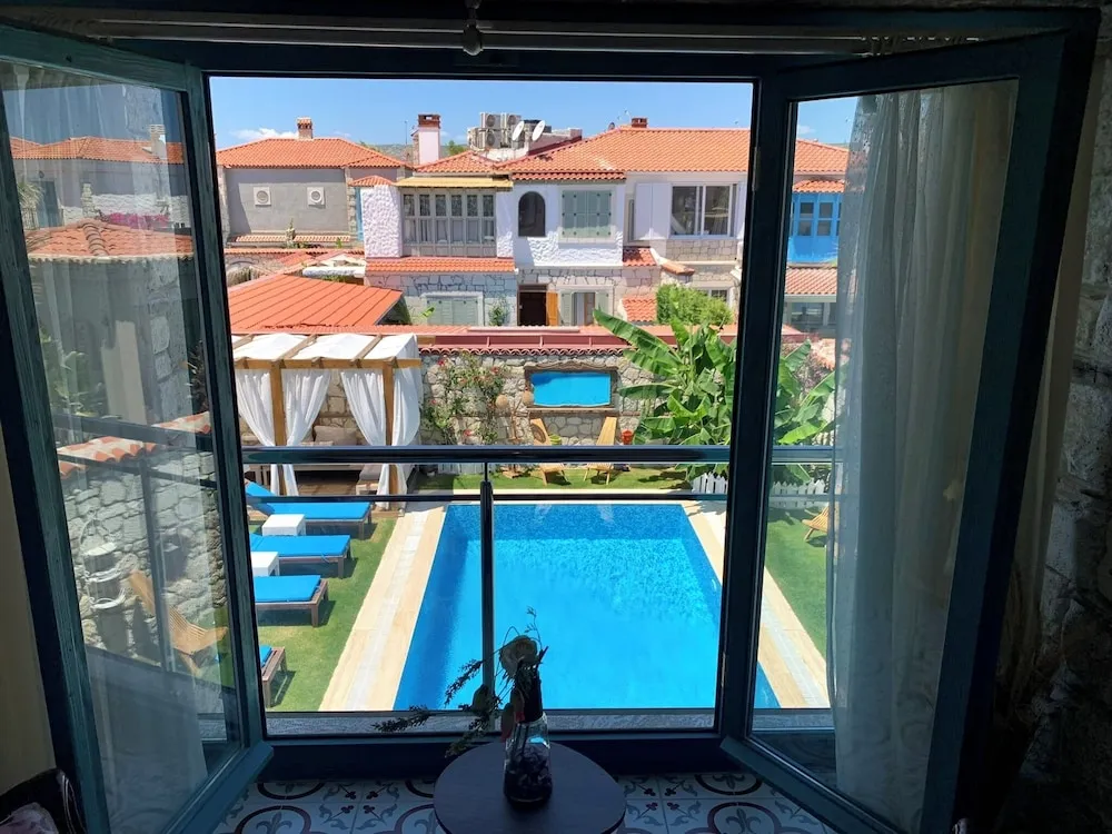 Standard Oda, Sigara İçilmez, Havuz Manzaralı