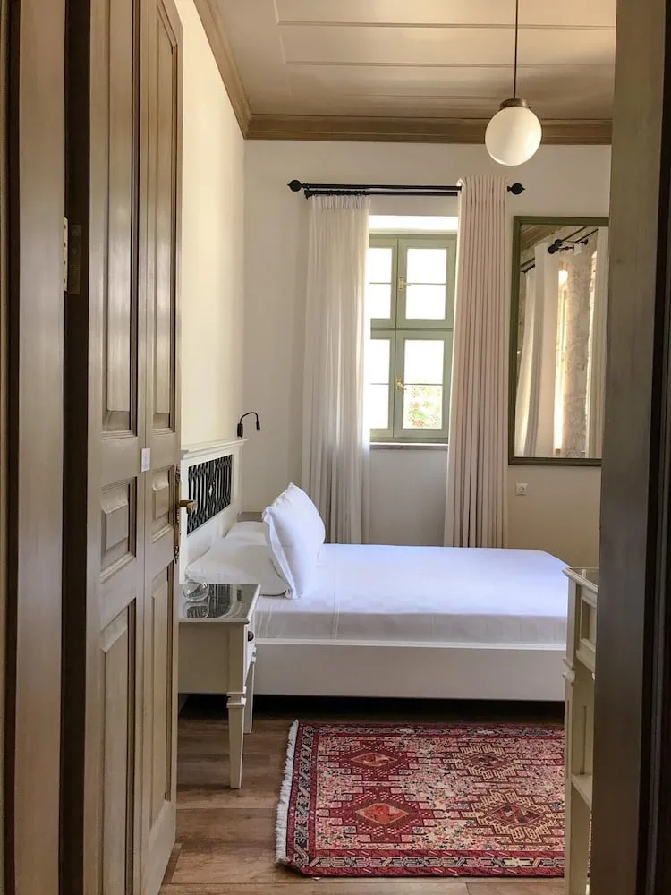 Elia Antique Deluxe Room