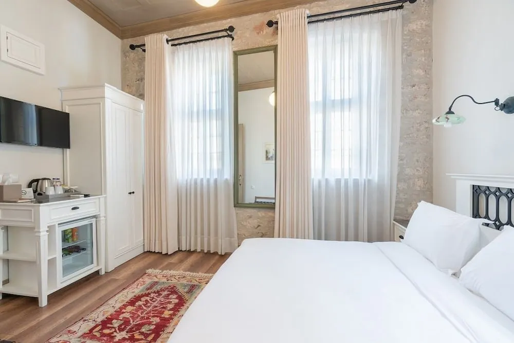 Elia Antique Deluxe Room