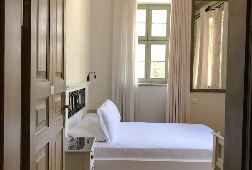 Elia Antique Deluxe Room