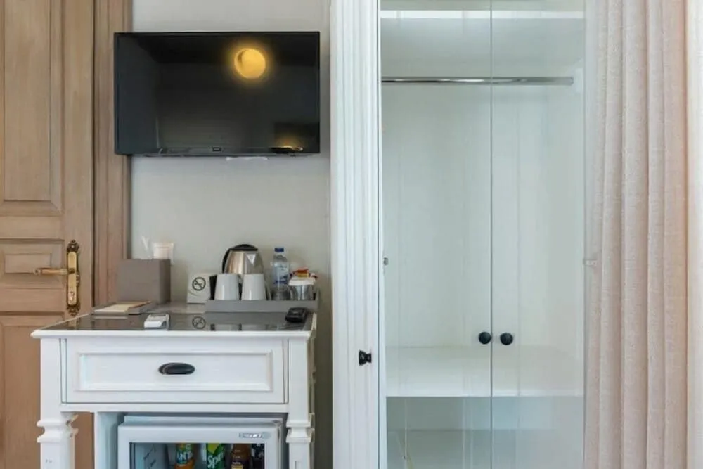 Elia Antique Deluxe Room