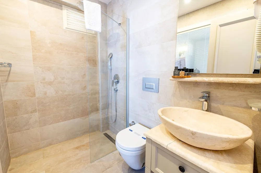 Deluxe Suite with Pool View