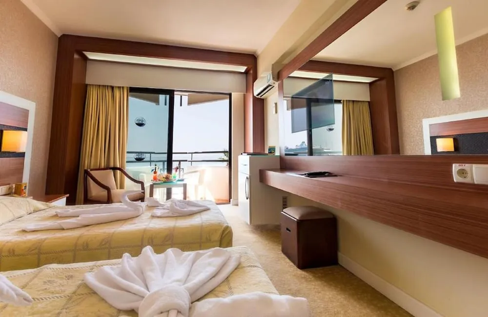 Üç Kişilik Oda, Balkon, Kısmi Deniz Manzaralı