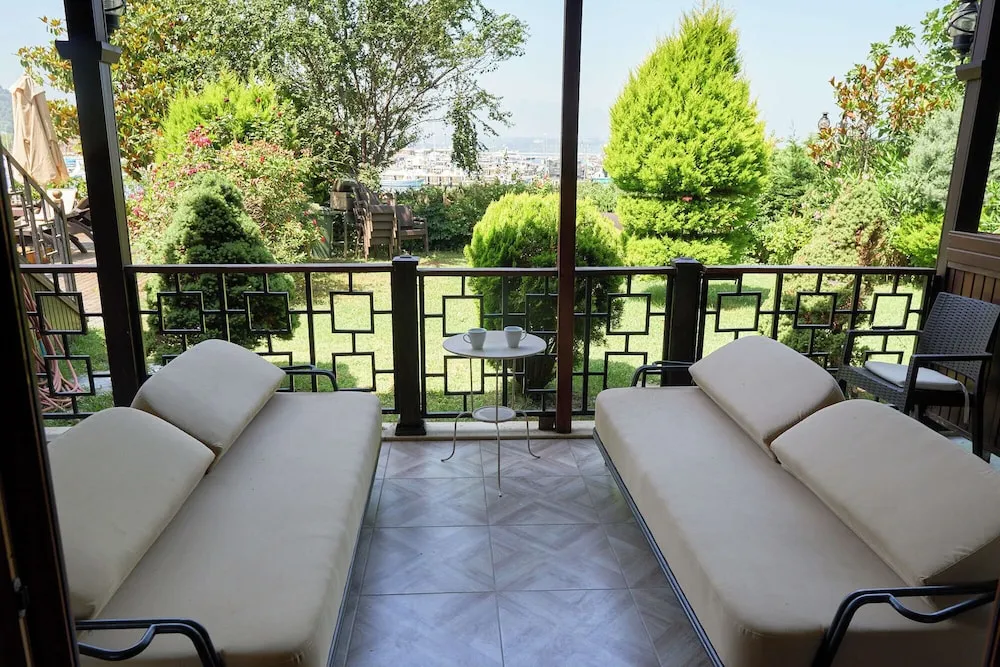 Deluxe Garden Terrace Room