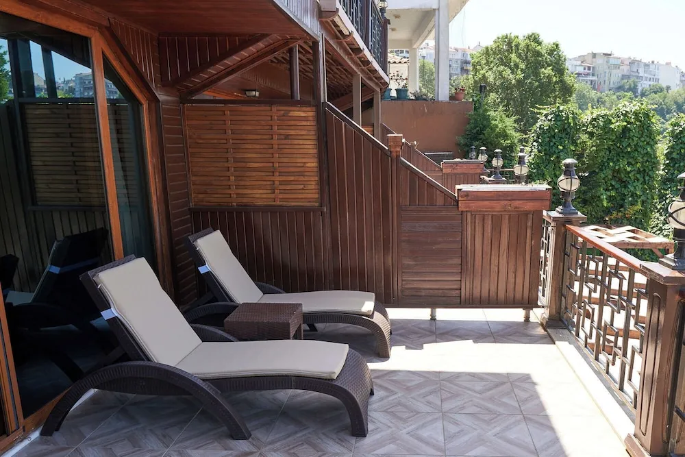 Deluxe Garden Terrace Room