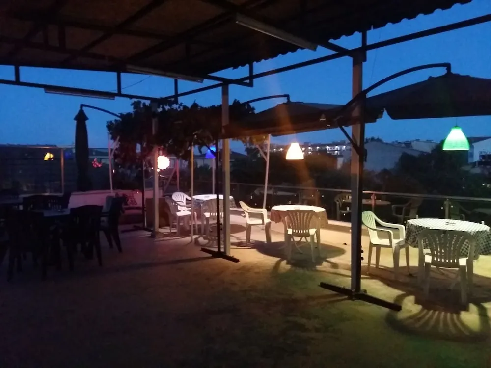 Tek Büyük Yataklı Oda, Teras, Bahçe Manzaralı