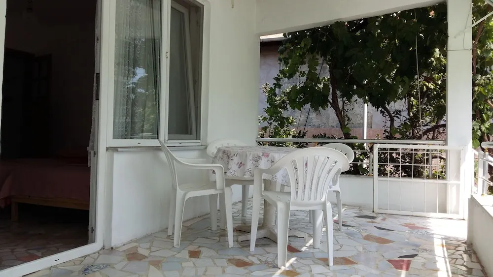 Üç Kişilik Oda, Teras, Bahçe Manzaralı