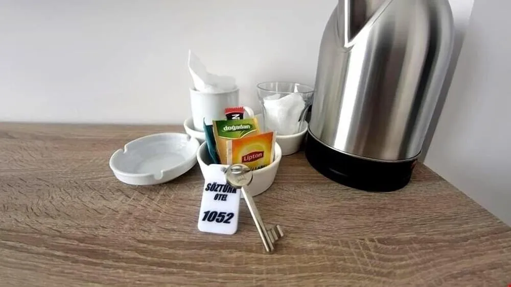 Üç Kişilik Oda, Sigara İçilebilir