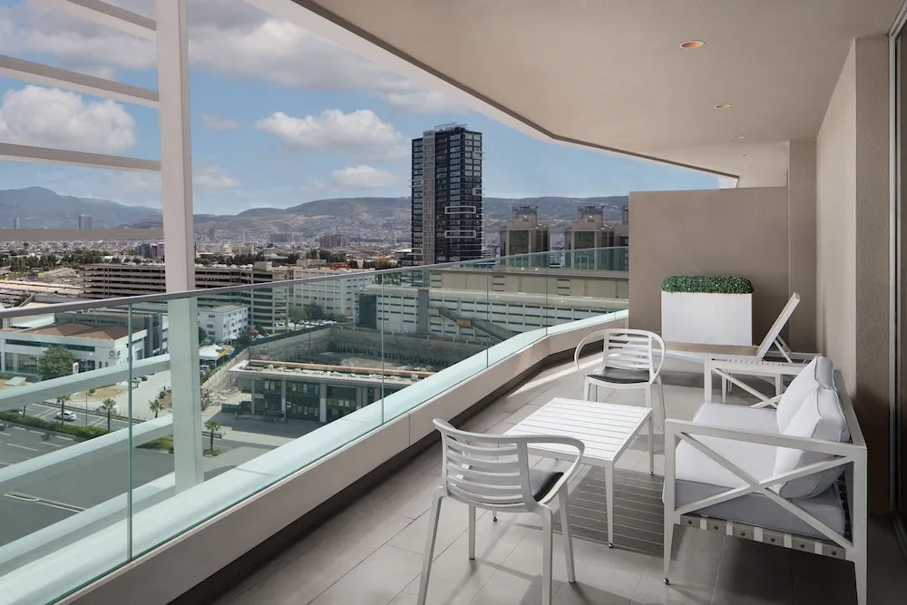 Oda, 1 En Büyük (King) Boy Yatak, Balkon, Şehir Manzaralı (Corner)