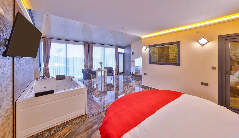 Deluxe Oda, Sıcak Su Küveti, Havuz Manzaralı