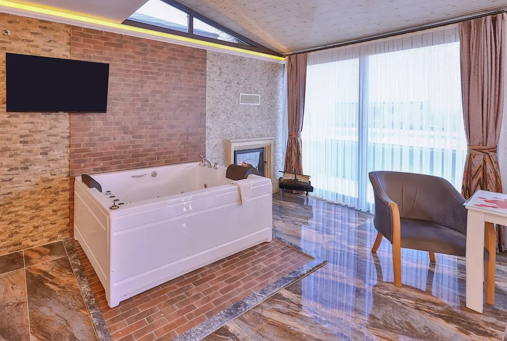 Deluxe Oda, Sıcak Su Küveti, Havuz Manzaralı