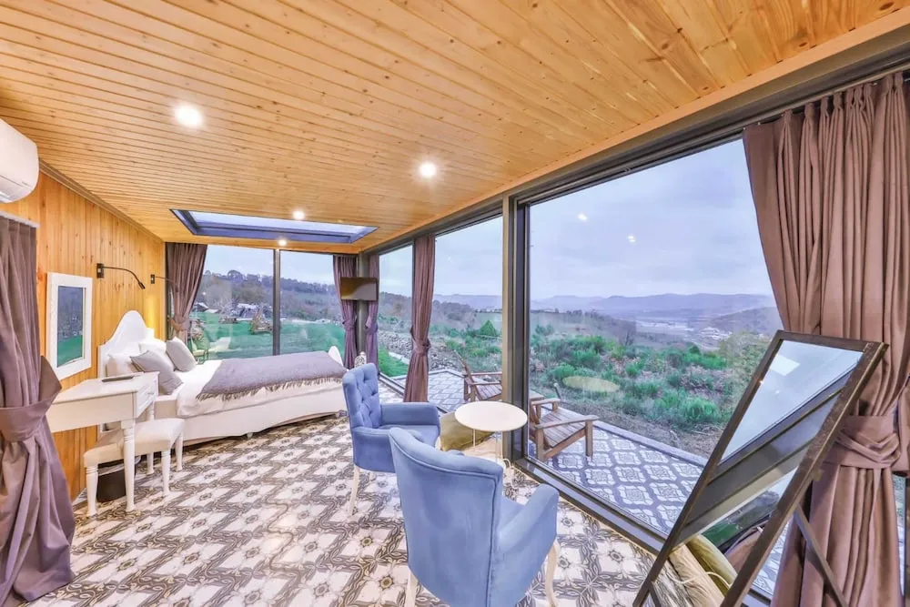 Mirror House with Jacuzzi