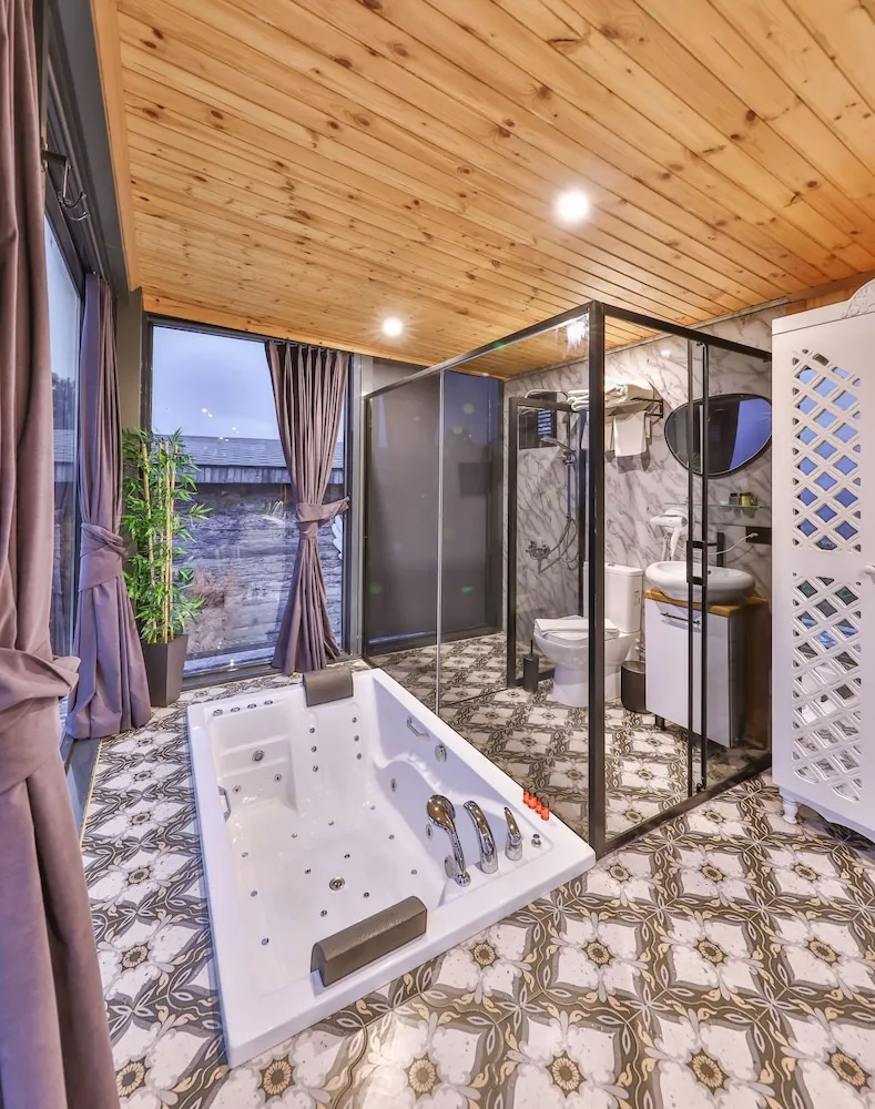 Mirror House with Jacuzzi