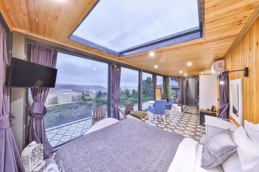 Mirror House with Jacuzzi